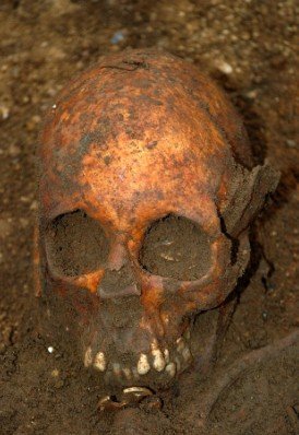 英国千年女尸墓室发现神秘“黄金十字架”